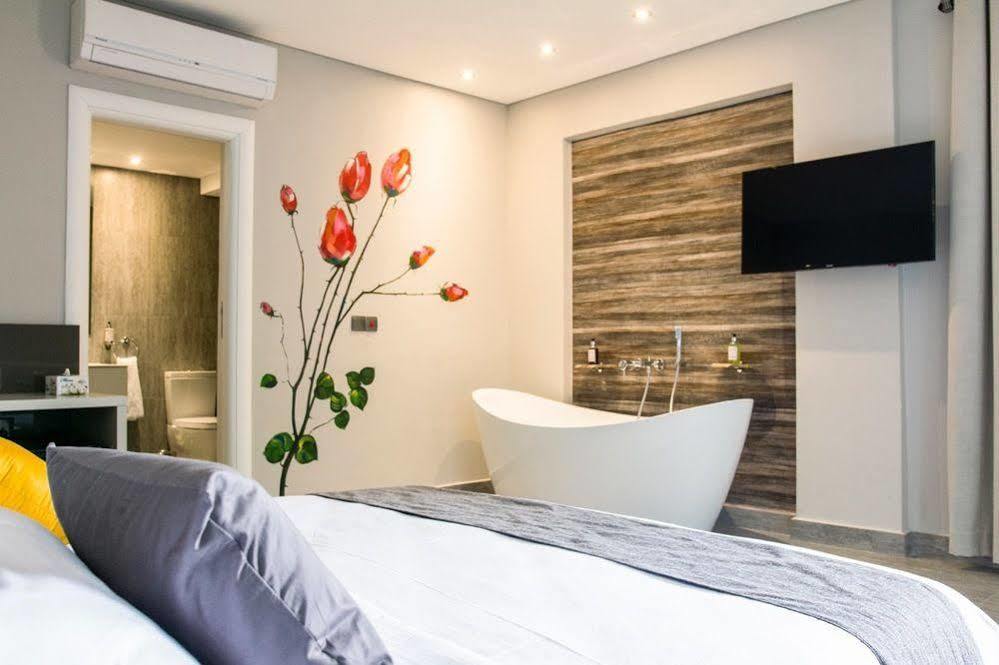 Urbano Hotel By Roots Wiaboman Exterior foto